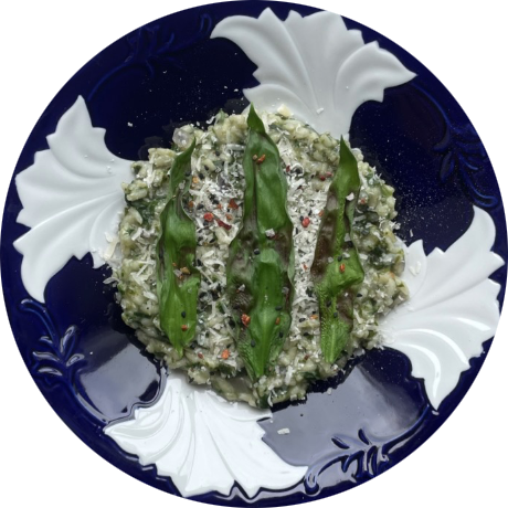 Green risotto on blue plate