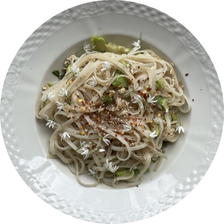 Rice noodles with wild garlic flowers