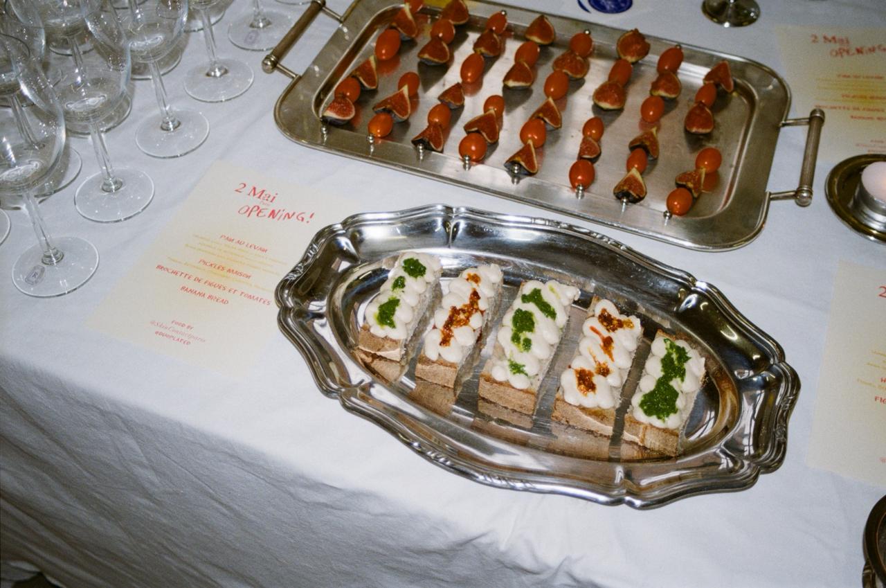 Figs and tomato skewers, crostini